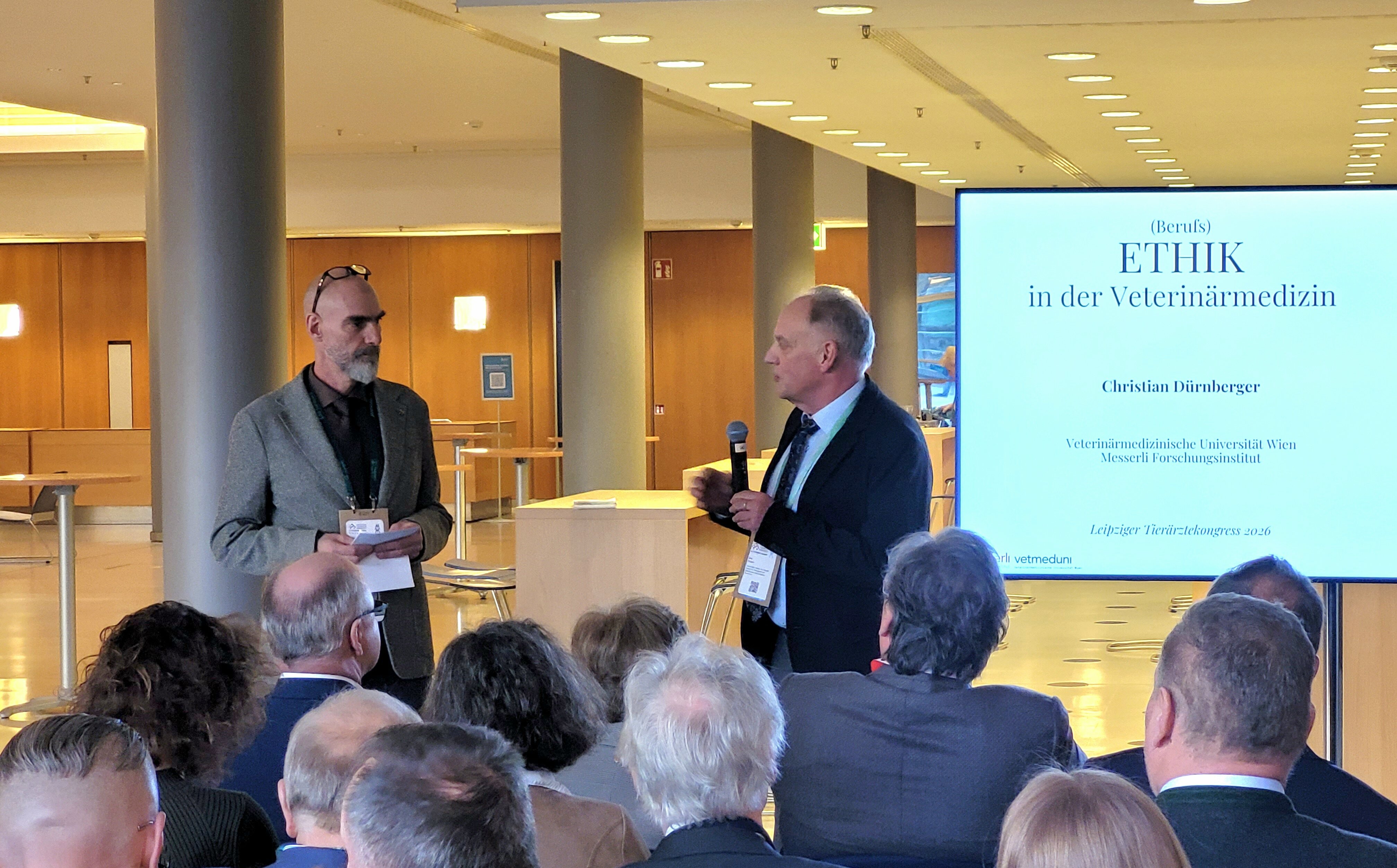 GST-Pr&auml;sident Roberto Mossi vor seinem Grusswort an die Anwesenden des internationalen Empfangs